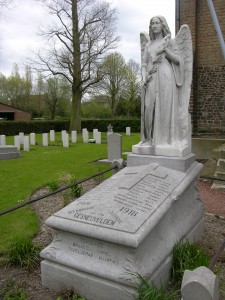 Zillebeke Churchyard Cemetery, Belgium. 2007. (P. Ferguson photo)
