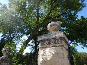Marker post at entrance to Brookside Cemetery, Winnipeg. (P. Ferguson image, July 14, 2017).
