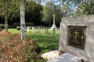 Hedge Row Trench Cemetery, Belgium. (P. Ferguson image, September 2017)