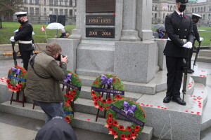 Sentries, wreaths, poppies and memorial. The camera finds the places. (P. Ferguson image, 11 November 2021)