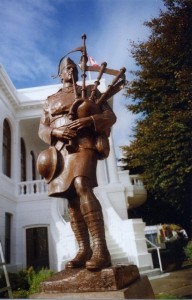 Piper J.C. Richardson VC statue by John Weaver. Chilliwack, B.C. (Ed Ferguson image, October 2003)